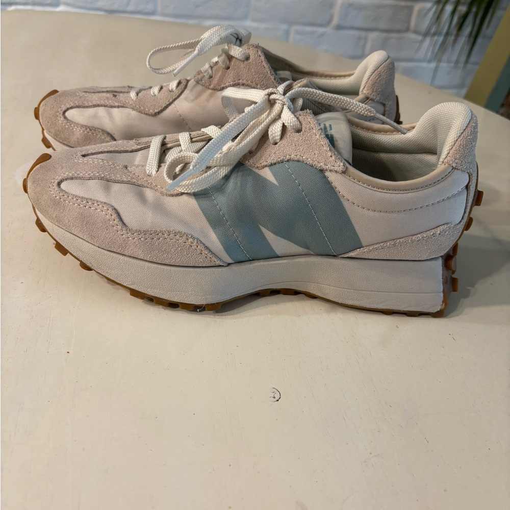 New Balance 327
EUC!
White/blue (pale blue)